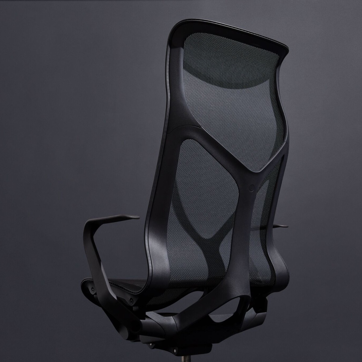 Una sedia da scrivania ergonomica con schienale alto Cosph Cosphite grigio scuro con bracci fissi su sfondo grigio scuro.