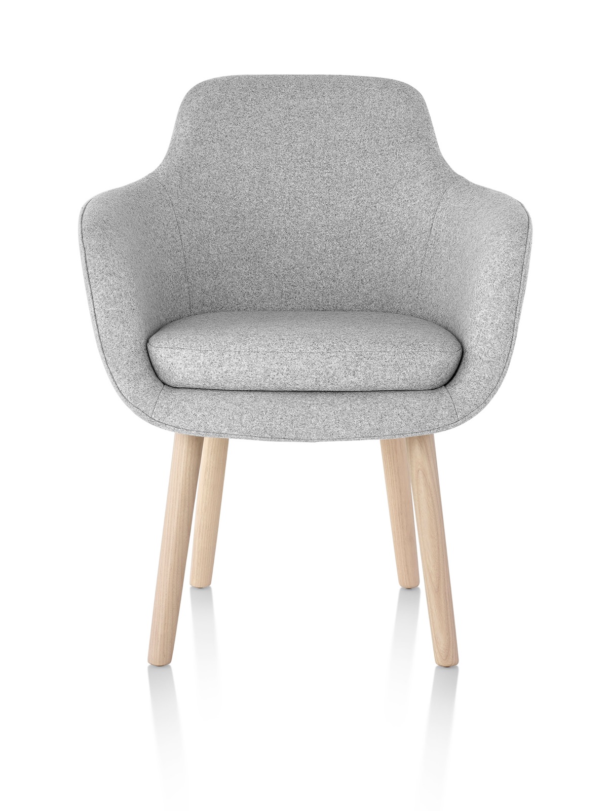 Una sedia laterale Saiba di colore grigio chiaro, caratterizzata da un sedile avvolgente rivestito e gambe in legno, viste frontalmente.